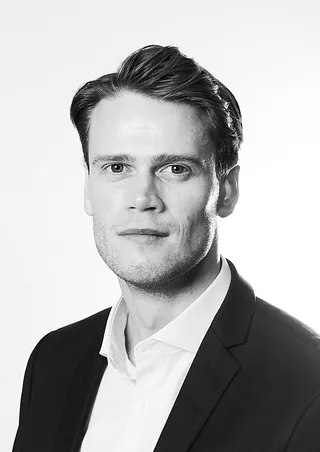 Logoen til Kco advokater på glassdør