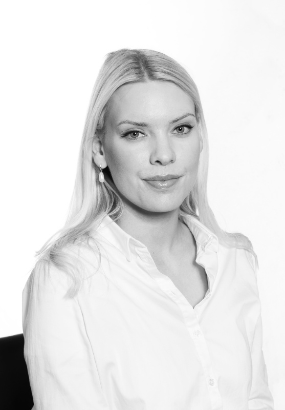 Blond kvinne i hvit skjorte