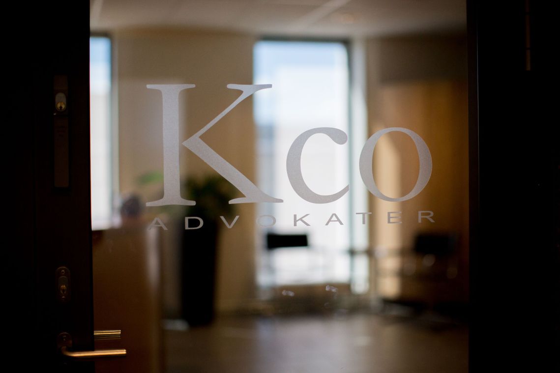 Logo av Kco advokater på glassdør